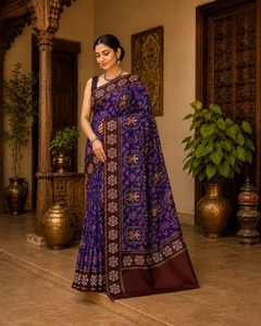 Elegante Saree de Seda Pura Color Rojo Carmesí con Patrón Ikat y Borde Negro, Saree Tradicional Indio para Fiestas, Bodas y Eventos Étnicos - Product Image 5