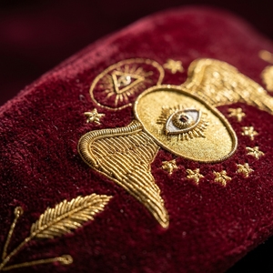 Casquette de Réglementation Française du 95e Degré de Memphis Misraim, en Velours Bordeaux, Broderie à la Main, Durable, à Prix Abordable, pour Insignes Maçonniques - Product Image 5
