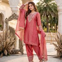 Ensemble de costume palazzo en soie lourde de créateur avec dupatta |   Ensemble haut et palazzo brodés à la main avec motifs complexes et sequins, entièrement cousus