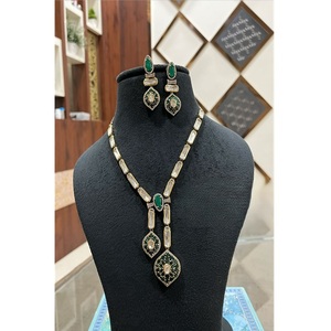 Magnifique collier en laiton plaqué or de qualité supérieure avec ensemble de boucles d'oreilles en moissanite pour femmes, collection pour mariage. - Product Image 3
