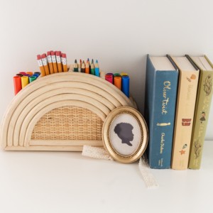 Adorables organizadores de escritorio de ratán, estuches de lápices arcoíris para niños y niñas, estuche para bolígrafos a precio económico. - Product Image 4