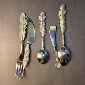 Ensemble de couverts en or orné de 5 pièces comprenant une fourchette, un couteau à fromage incurvé, une petite cuillère, un épandeur et une grande cuillère. - Product Image 4