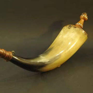 Porte-poudre décoratif en corne de buffle avec sangle en cuir, fait main, pour la chasse, rangement, présentation, vintage - Product Image 1