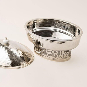 Plat à chafing dish élégant en argent martelé avec support à découpes arabes, idéal pour servir avec style lors de mariages - Product Image 2