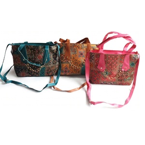 Bolso de Hombro Casual de Piel Sintética Más Vendido con Acabado Elegante, Amplio Espacio de Almacenamiento y Correa para Compras u Oficina, Disponible para la Venta - Product Image 1
