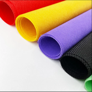 Tela no tejida de polipropileno spunbonded de peso medio con patrón cruzado liso, ecológica, de Vietnam, para uso médico y embalaje. - Product Image 1