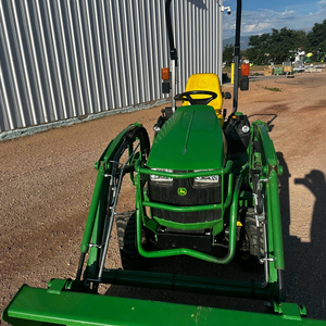 Tractor compacto usado John Deere 1025R en oferta, precio de fábrica, completo con cargador, plataforma de corte de 60 pulgadas, 21 horas de uso, excelente y asequible. - Product Image 1