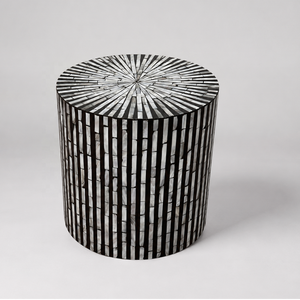 Table d'appoint ronde moderne en nacre faite à la main avec un design rayé noir et blanc pour salon, mobilier côtier - Product Image 3