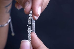 Pulsera de tenis de plata 925 con moissanita para mujer, corte brillante redondo, engaste hecho a mano, joyería clásica para boda - Product Image 2