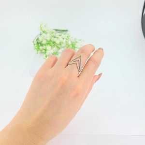 Anillo de banda único con diamante cultivado en laboratorio en forma de V, oro sólido de 10k, apilable, minimalista, joyería de lujo para enamorados. - Product Image 3