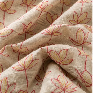 Tissu en coton imprimé à la main, motif floral, vente en gros, artisanal, beige et rouge, pour vêtements et décoration intérieure. - Product Image 4