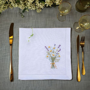 Lin naturel doux et durable avec broderie de camomille, apportant une beauté apaisante aux dîners intimes, aux événements et aux intérieurs sereins. - Product Image 1