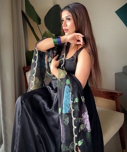 AARIKA TEXTILE Ensemble ethnique de luxe pour femme, imprimé Teibi, en organza et crêpe naturel, à séchage rapide, avec dentelle miroir, style Anarkali et pantalon assorti - Product Image 3