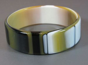 Brazalete de Resina Hecho a Mano por los Mejores Artesanos, de Alta Calidad, con Rayas Amarillas, Rojas y Negras, Forma Redonda, Accesorio de Joyería Moderno - Product Image 3