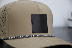 Casquettes de golf structurées à 5 panneaux, profil moyen, personnalisées, unisexes, couleur unie, patch logo avant, visière légèrement incurvée, métal, 100% polyester - Product Image 2