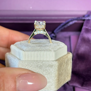 Bague de fiançailles Krishnavii KR 314 avec diamant de laboratoire taille coussin de 4 carats, design halo caché, or 18 carats, certifiée IGI - Product Image 2