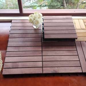 Dalles de terrasse emboîtables en bois d'acacia, dalles de sol pour terrasse, pour finition intérieure et extérieure, teck doré, 300 x 300 mm - Product Image 3