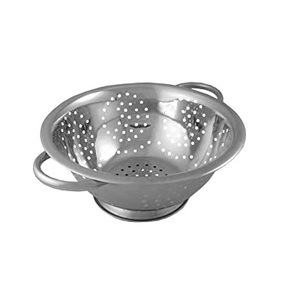Les trous perforés avec précision dans les passoires métalliques permettent un drainage rapide et efficace tout en maintenant les aliments, même les plus petits, en sécurité à l'intérieur. - Product Image 5