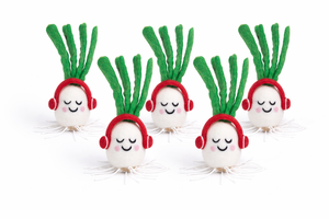 Ornement de Noël en laine fait main en forme de radis avec des écouteurs rouges et des feuilles vertes - Product Image 5