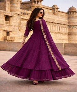 ชุดเลเฮนกาปักลายดิ้นไหมวิชิตร้าสุดหรู พร้อมผ้าคลุมไหล่ สำหรับงานเทศกาล ราคาขายส่ง เสื้อผ้าชาติพันธุ์ สีม่วง - Product Image 2