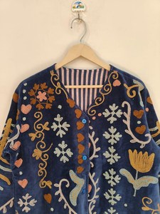 เสื้อแจ็คเก็ตผ้าฝ้ายคอตั้งปักลายซูซานีสีน้ำเงินกรมท่า แต่งลายดอกไม้สไตล์วินเทจโบโฮ ทำมือ ของขวัญสำหรับเธอ - Product Image 6