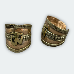 Anillos Religiosos Budistas Tibetanos con Símbolo Om, Turquesa y Aleación Plateada - Product Image 1
