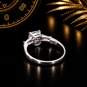 Anillo de Compromiso D'vins con Diamante Corte Cojín, Oro Blanco de 18K, Tres Piedras, Baguette Cónico - Product Image 2