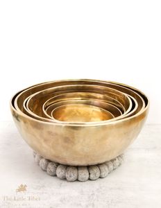 Ensemble de bols chantants OM en laiton pur, fabriqués à la main, avec marteau de méditation pour la guérison des chakras, les rituels bouddhistes et le yoga - Product Image 5