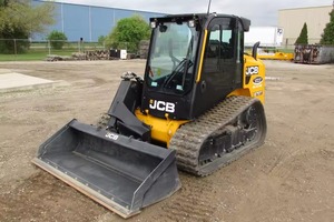 Excavadora Amarilla Usada Eficiente de 3 Toneladas con Brazo Desplazable y Orugas Duraderas para Proyectos de Construcción con Acceso Limitado - Product Image 4