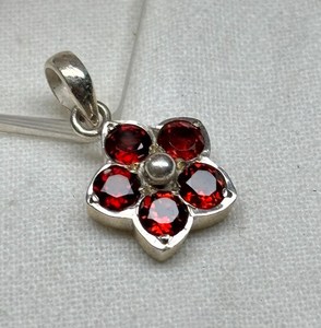 Pendentif élégant en grenat rouge, argent sterling 925, pierre de naissance de janvier, bijoux minimalistes faits à la main - Product Image 3