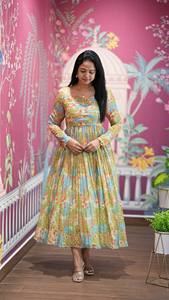 Vestido Maxi de Gasa Elegante y Soñador con Caída, Colección Beauty Heritage Grace y Celebration Glow - Product Image 2
