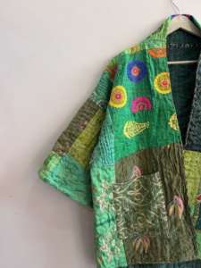 Veste vintage patchwork Kantha pour femmes, style bohème, en soie brodée - Product Image 3