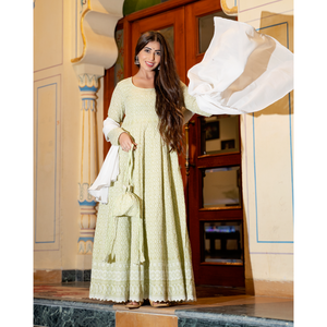 Ensemble de costume en mousseline de coton respirant 100% coton Chikankari vert pour femmes - Product Image 1