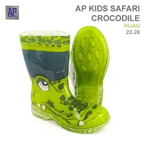 รองเท้าบูทกันฝนเด็ก AP Kids Safari ลายจระเข้ ทำจาก PVC กันน้ำ กันลื่น น่ารัก ทนทาน เหมาะสำหรับฤดูหนาว - Product Image 2