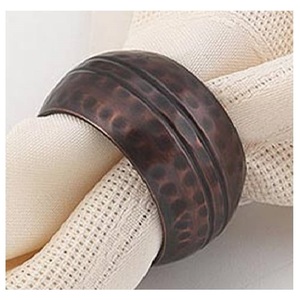 Ronds de serviette élégants et modernes en aluminium texturé avec motif quadrillé, écologiques et durables pour la décoration de table de mariage. - Product Image 3