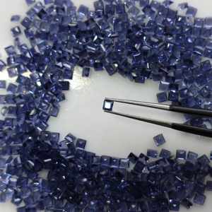 อิโอไลต์ธรรมชาติ 2.5 มม. ทรงสี่เหลี่ยมเจียระไนแบบ Step Cut คุณภาพดีที่สุด พลอยเม็ดเดี่ยวพร้อมเอฟเฟกต์ Pleochroic สำหรับทำเครื่องประดับ - Product Image 1