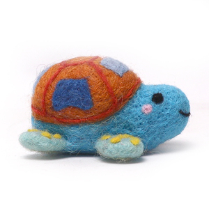 Juguete de tortuga azul hecho a mano con fieltro agujado, con caparazón naranja y patas amarillas, para decoración interior infantil. - Product Image 1