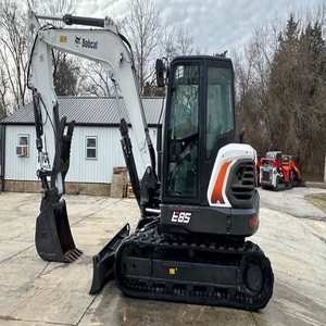 Excavatrice Bobcat E85 de qualité supérieure, conçue pour les travaux de construction lourds, avec une capacité de creusement puissante et des performances durables. - Product Image 1
