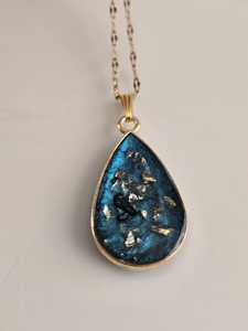 Collar Relicario del Océano Místico |   Colgante de Resina Azul Intenso |   Cadena de Serpiente con Cuentas para Mujer |   Joyería de Moda Hecha a Mano para Bodas y Fiestas - Product Image 3