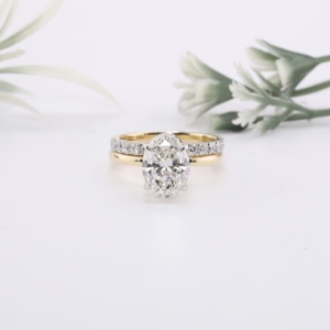 Anillo de compromiso y boda de lujo para mujer en oro amarillo macizo con diamante de laboratorio ovalado, halo oculto, solitario y banda pavé a juego para propuesta - Product Image 5