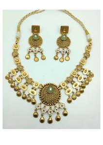 Conjunto de collar choker tradicional chapado en oro con diseño Kundan Polki de piedra verde y pendientes a juego para novias - Product Image 2