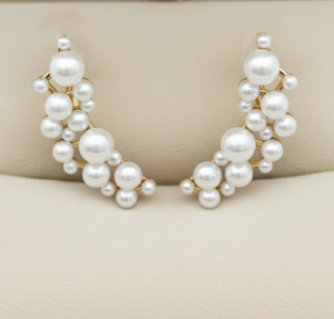 Boucles d'oreilles de luxe en or 18 carats avec perles en grappe, bijoux fins - Product Image 1