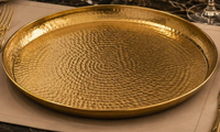 Plateaux de service en métal doré pour services de traiteur d'événements spéciaux et présentation élégante de buffet avec une qualité supérieure