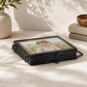 Marco Decorativo Cuadrado de Cristal Transparente con Borde Metálico Negro y Cadena para Colgar, Ideal para Fotos y Cuadros, Superventas - Product Image 1