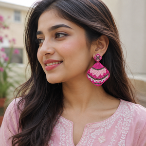 Boucles d'oreilles ovales perlées faites à la main, thème floral géométrique rose, bijoux pour fête, confectionnées avec du fil de polyester - Product Image 2