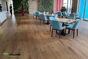พื้น SPC รุ่น VFLOOR ทันสมัย กันน้ำ เคลือบ UV ลายลายนูน แผ่นกว้าง เหมาะสำหรับพื้นที่ในร่ม เช่น อพาร์ทเมนต์ ห้องนั่งเล่น - Product Image 2