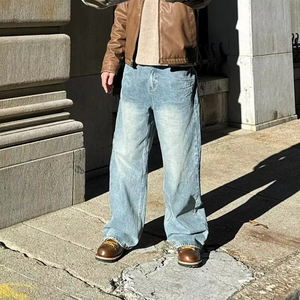 Jeans de mezclilla holgados de corte recto con logo personalizado, cintura alta, estilo Old Money, vintage, lavados, para hombre, con rotos y efecto apilado. - Product Image 1