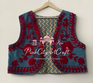 เสื้อกั๊กโคติผ้ากำมะหยี่คอตตอนทำมือแบบสองด้านสำหรับผู้หญิง เสื้อกั๊กแบบดั้งเดิมของราชสถาน ปักลายดอกไม้ สำหรับฤดูหนาว - Product Image 2