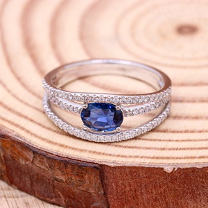 Bague triple rangée en or blanc 18 carats avec saphir bleu naturel ovale et diamants pavés, collection Memoria Jewels, vente en gros - Product Image 4