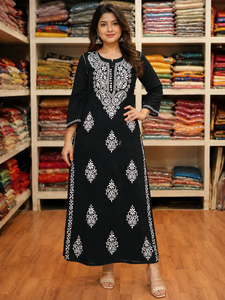 Kurti Moderno Negro con Bordado Chikankari a Mano, de Algodón, para Mujer, con Cuello Floral, Corte Recto, Estilo Étnico Indio, para Uso Casual - Product Image 1